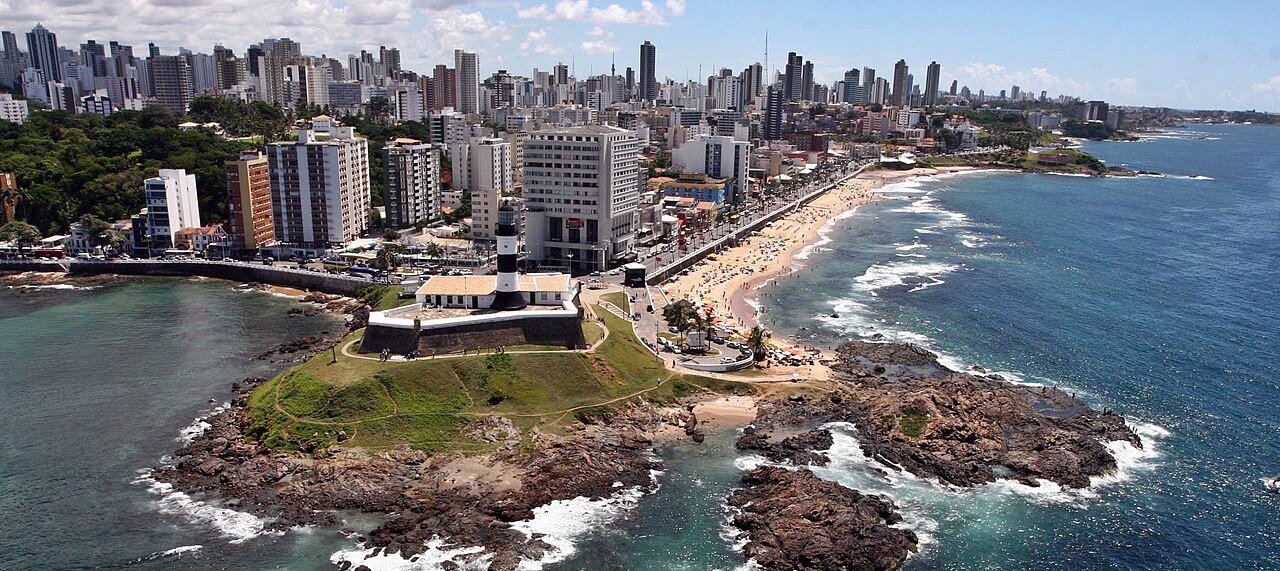 Imagem aérea do Farol da Barra, em Salvador, Bahia, Brasil.