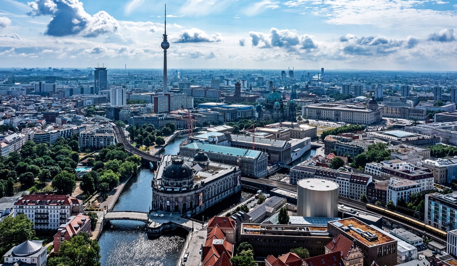 Museumsinsel in Berlin, im Hintergrund der Fernsehturm am Alexanderplatz, Juli 2021